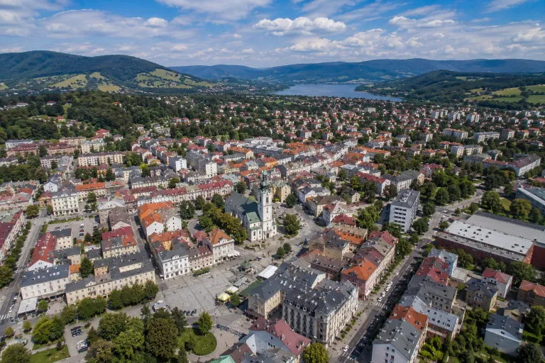 Centrum Żywca z lotu ptaka — rynek i konkatedra; web developer dla firm z Żywca