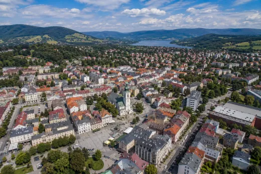 Centrum Żywca z lotu ptaka — rynek i konkatedra